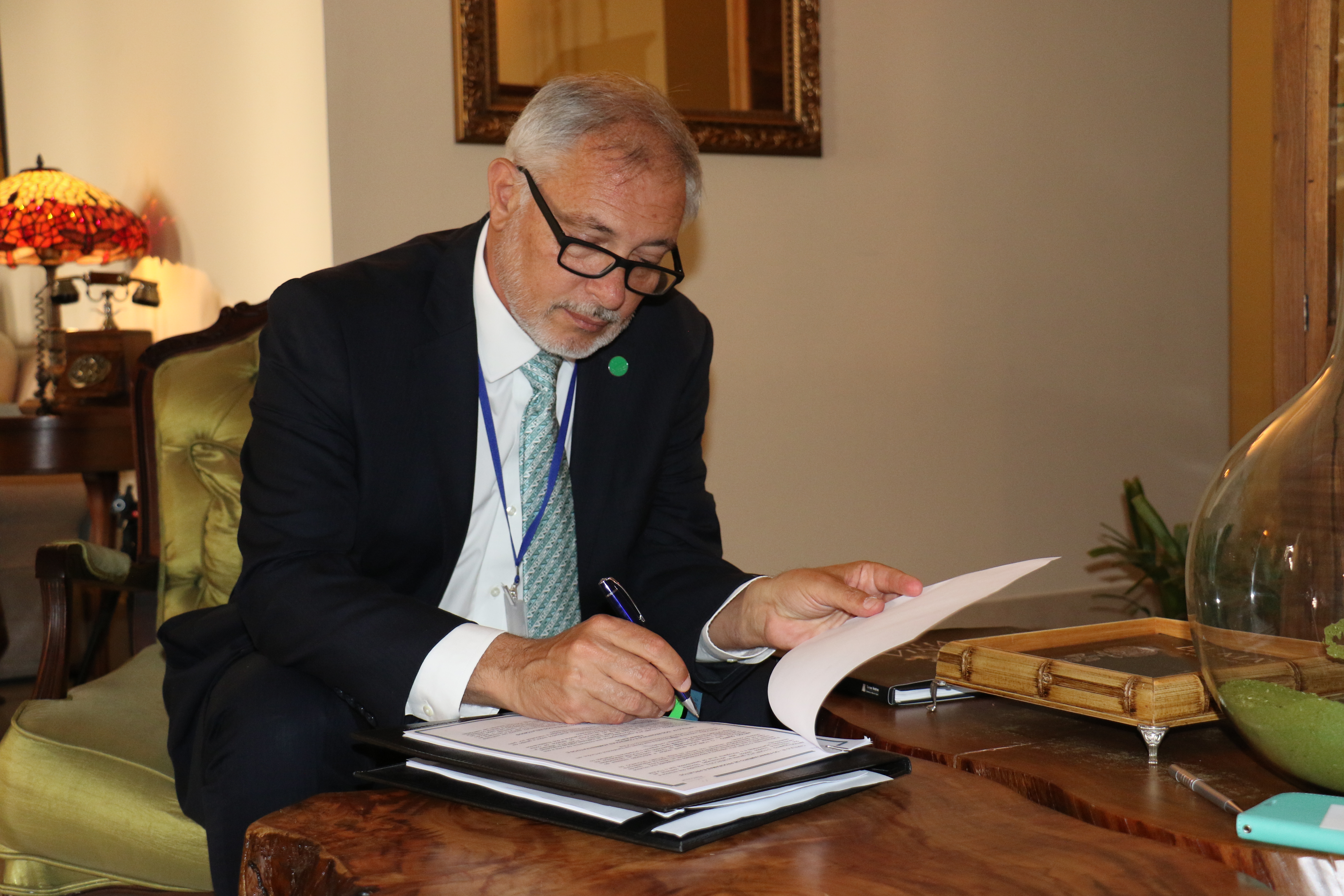 Presidente Ejecutivo de FONPLATA, Juan Notaro, firma por FOCEM / Ph. FONPLATA