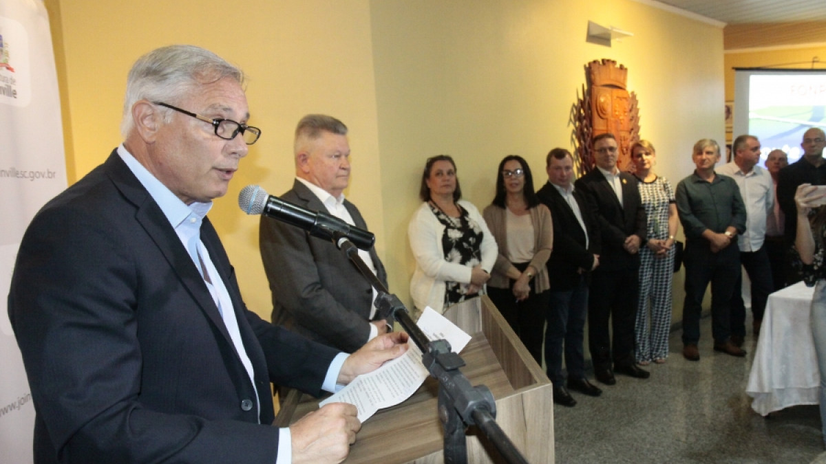 Juan Notaro, presidente executivo do FONPLATA, assina contrato com a Prefeitura de Joinville.