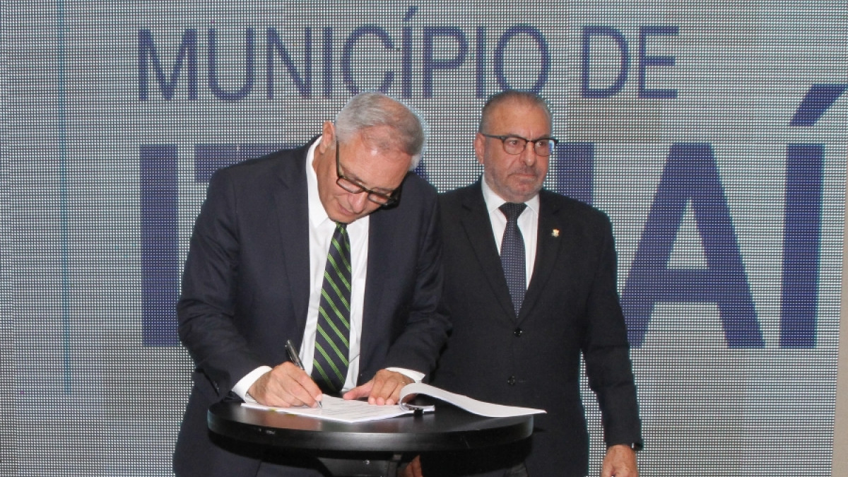 Juan Notaro y Volnei Morastoni firman financiamiento para obras en Itajaí, Brasil.