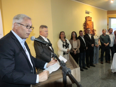 Juan Notaro, presidente executivo do FONPLATA, assina contrato com a Prefeitura de Joinville.